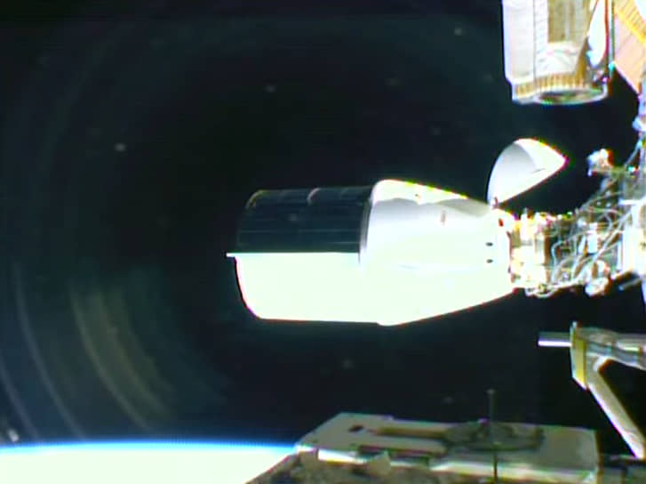 Корабль SpaceX впервые скорректировал орбиту МКС
