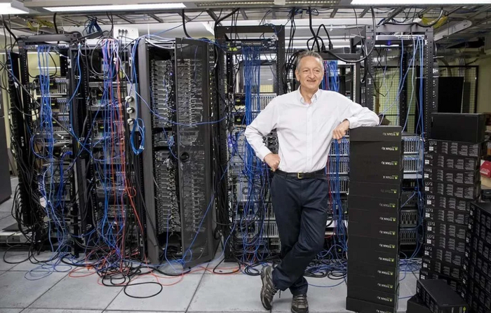 «Крестный отец ИИ»: Нас ждут экономические кризисы и войны с массовым применением автономного оружия