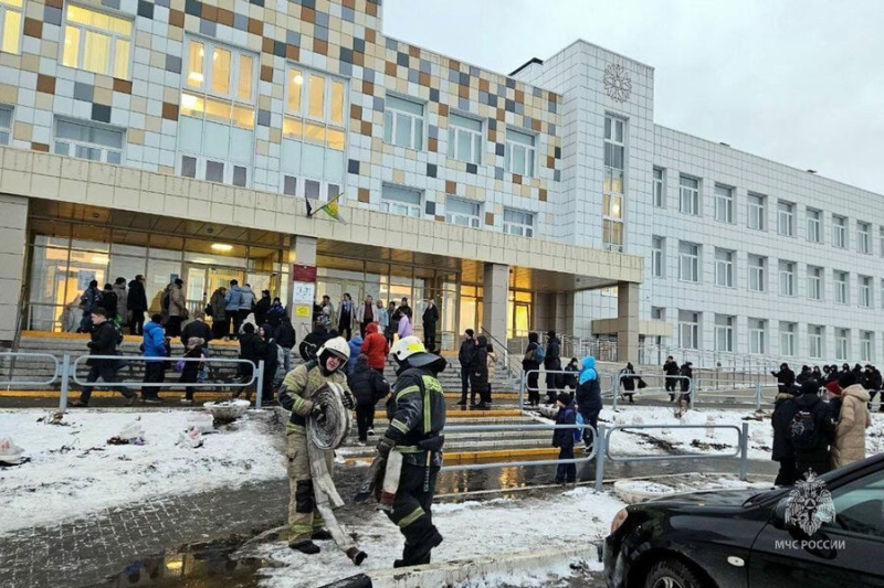 МЧС РФ: из школы в Челябинске из-за пожара эвакуировали 830 человек