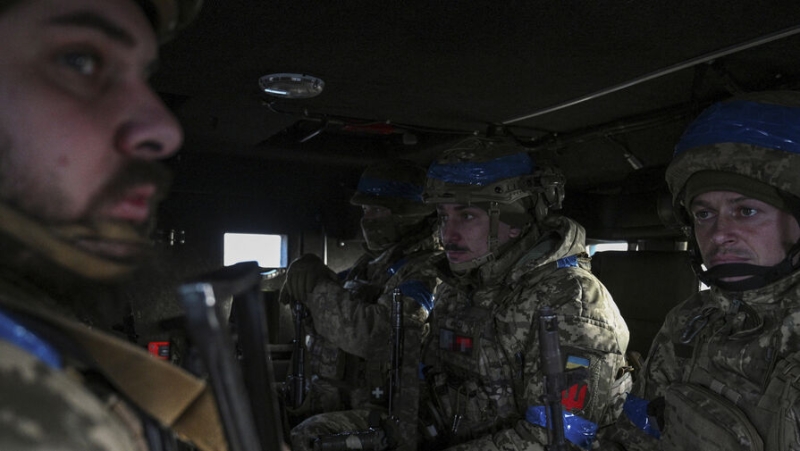 Мобилизованных украинских военных держат в ямах и избивают