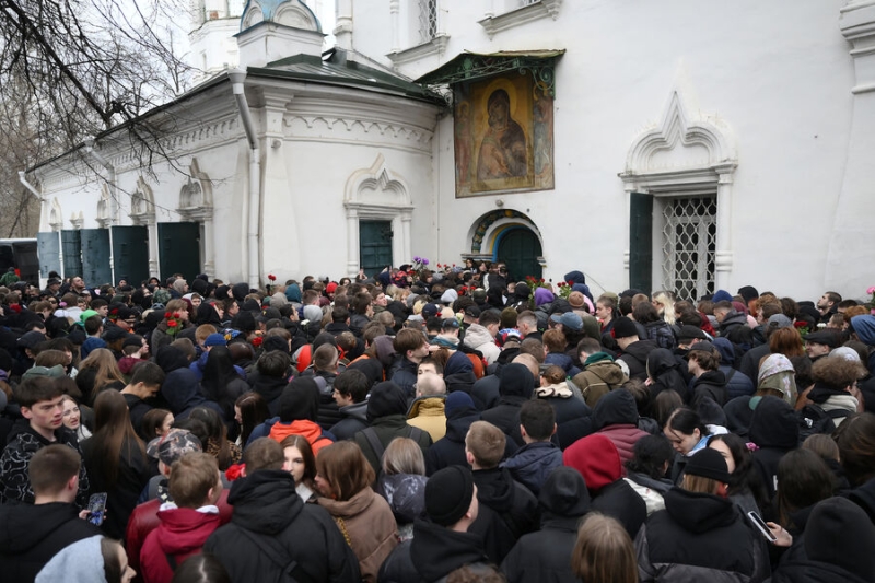 На прощании с Пашей Техником начались задержания в автозаки