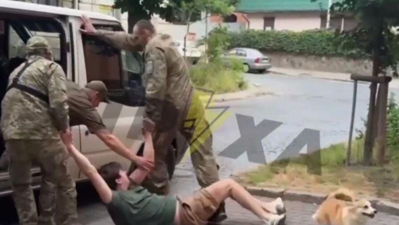 На Украине собака пыталась защитить хозяина от мобилизации