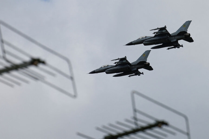 На Украине заявили, что F-16 трудно соревноваться с российскими самолетами