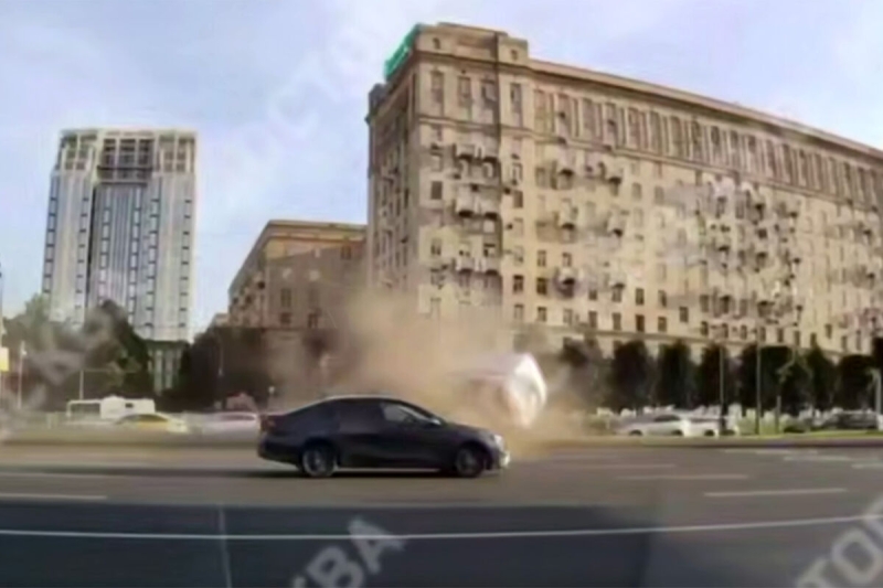 На видео попал момент ДТП с «сальто» скорой на Кутузовском проспекте