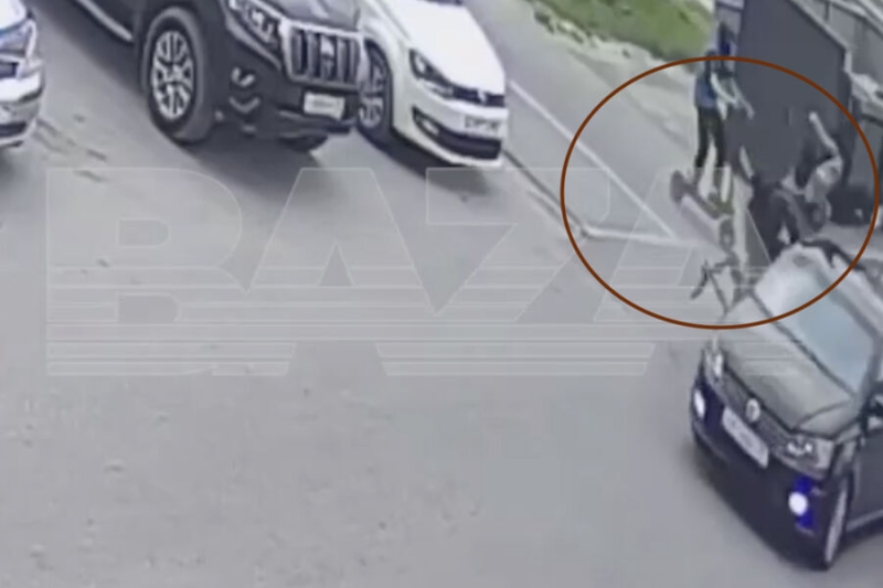 На видео попала «куча мала» из самокатчиков, которые врезались в один автомобиль