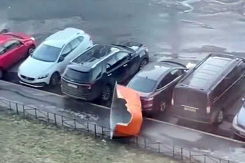На видео попало, как крышка от прицепа врезалась в автомобили в Петербурге