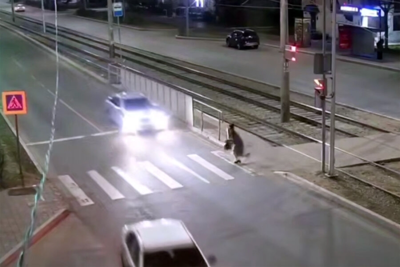 На видео попало, как россиянка отлетела от удара легковушки