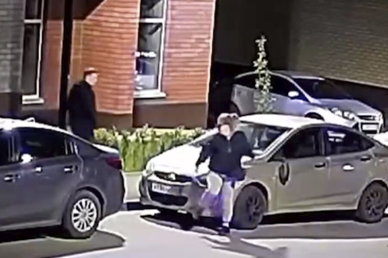 На видео попало, как россиянка «разнесла» авто своего возлюбленного после измены