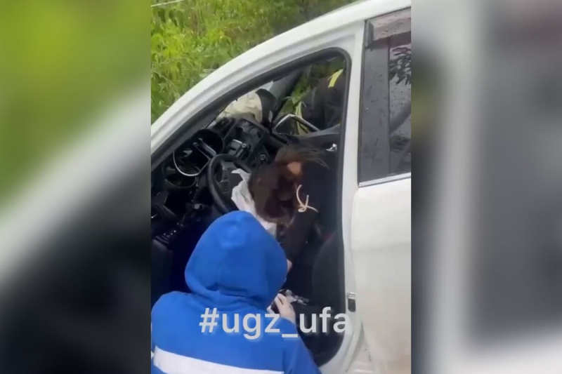 На видео сняли, как спасатели деблокировали зажатую в салоне уфимку после жесткого ДТП