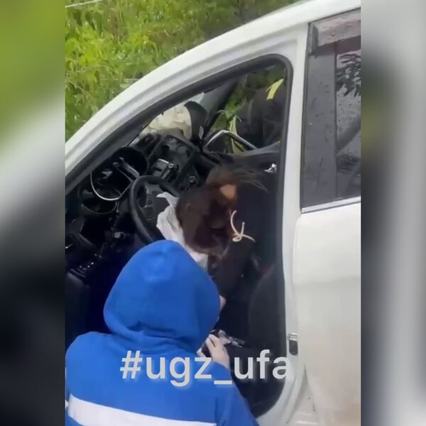 На видео сняли, как спасатели деблокировали зажатую в салоне уфимку после жесткого ДТП