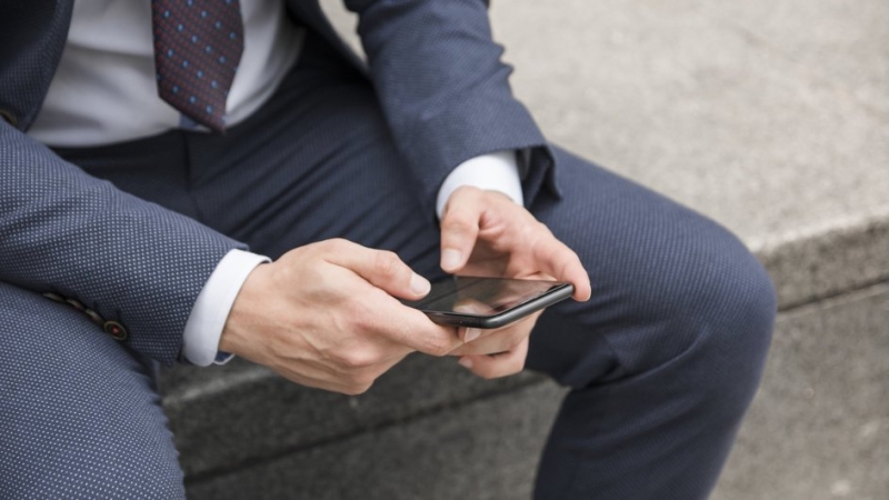 смартфон в руке