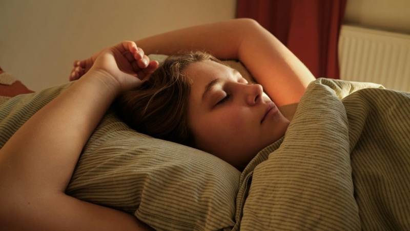 Девушка спит