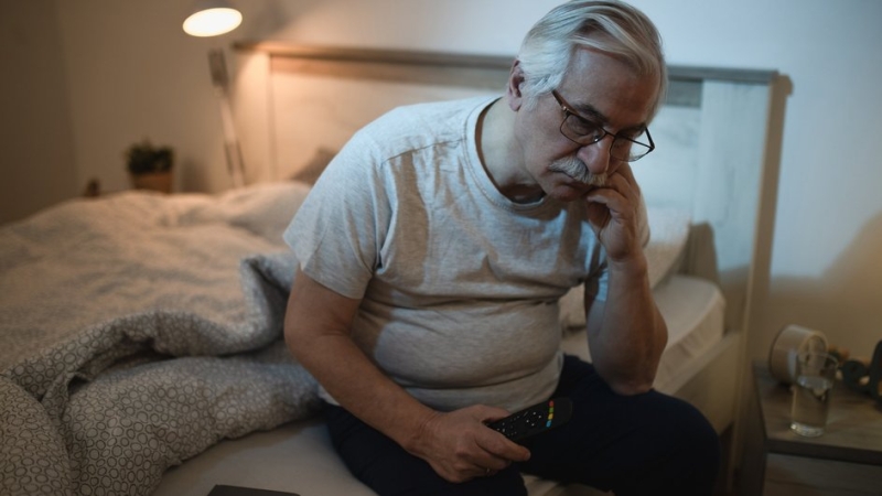 Пожилой человек страдает от бессонницы