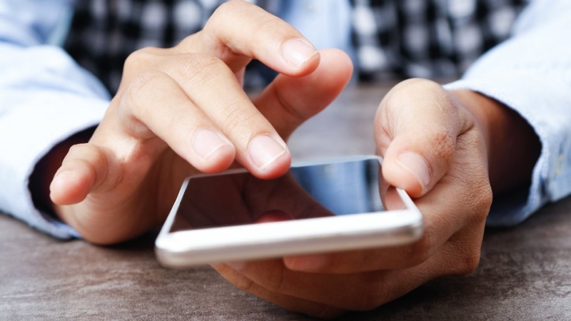 смартфон в руке