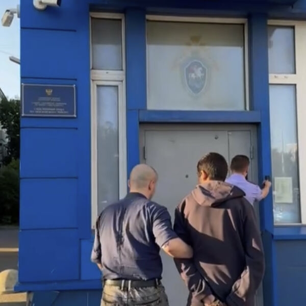Несовершеннолетнего петербуржца обвинили в поджоге поста полиции