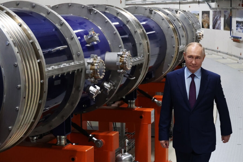 Песков: Путин активно пользуется российскими брендами в одежде