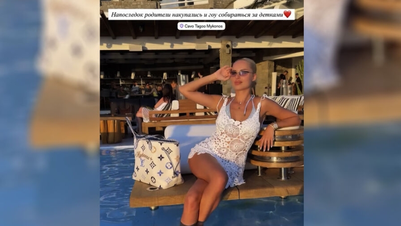 Певица Ханна искупалась в полупрозрачном платье в бассейне