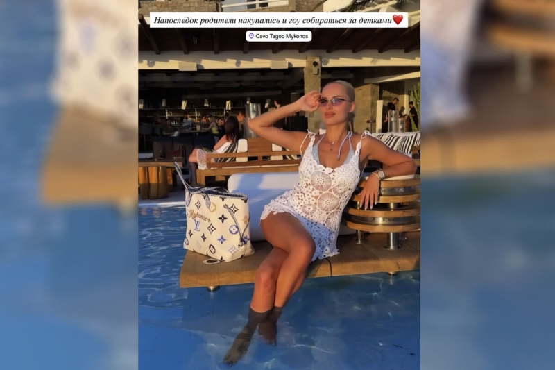 Певица Ханна искупалась в полупрозрачном платье в бассейне