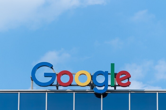 Потому что может. Google без предупреждения отключил от своего облака гигантскую компанию и сломал ей весь бизнес
