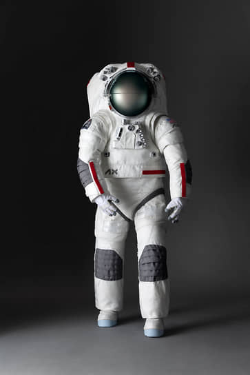 Prada и Axiom Space презентовали скафандр для полетов на Луну