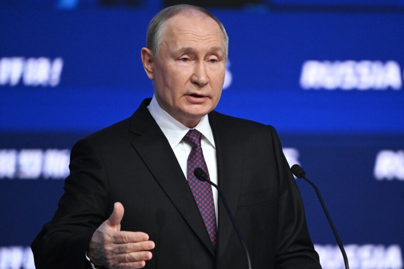 Президент РФ Путин открыл пленарную сессию форума ВТБ «Россия зовет!»
