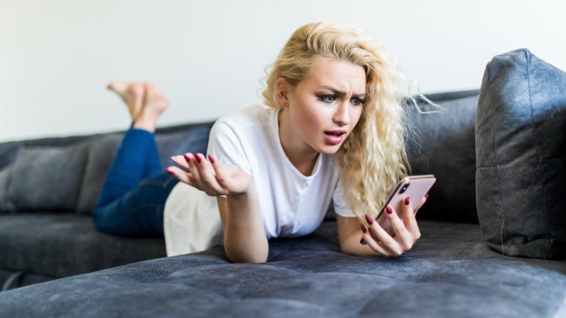 Девушка, телефон, ссора, непонимание