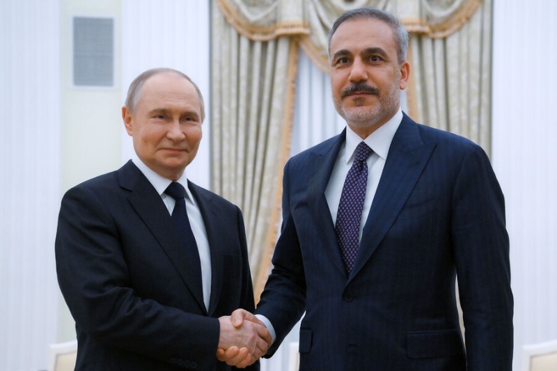 Путин переговорил с главой МИД Турции в Пекине