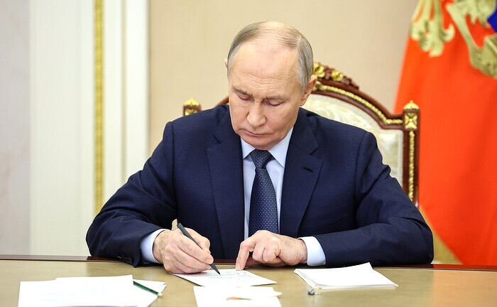 Путин распорядился подготовить программу восстановления складов, пострадавших от украинских БПЛА