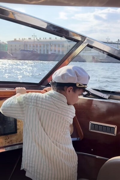 Равшана Куркова показала редкие фото с детьми на катере в Санкт-Петербурге