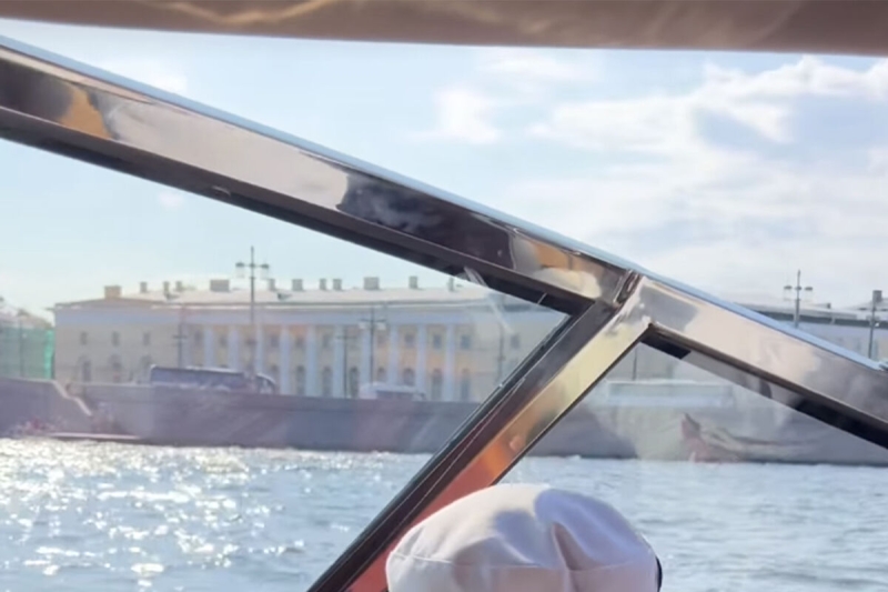 Равшана Куркова показала редкие фото с детьми на катере в Санкт-Петербурге