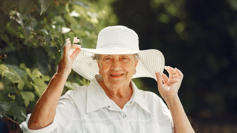 Пожилая женщина в шляпе