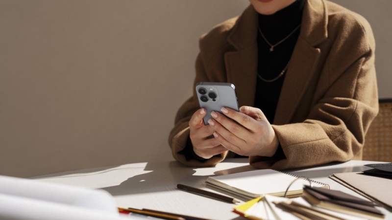 смартфон в руке iphone