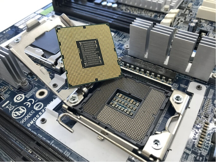 Резко выросли цены на сверхтонкое стекловолокно, нужное для производства чипов. Мировой монополист повышает цены, но не объемы выпуска