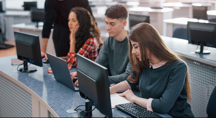 Россиян начнут приучать к ИИ со школьной скамьи: углубленное преподавание стартует с нового учебного года
