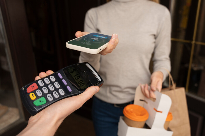 Россиян обворовывают на десятки миллионов при помощи NFC. Популярный способ оплаты скомпрометирован, под угрозой каждый. Опрос