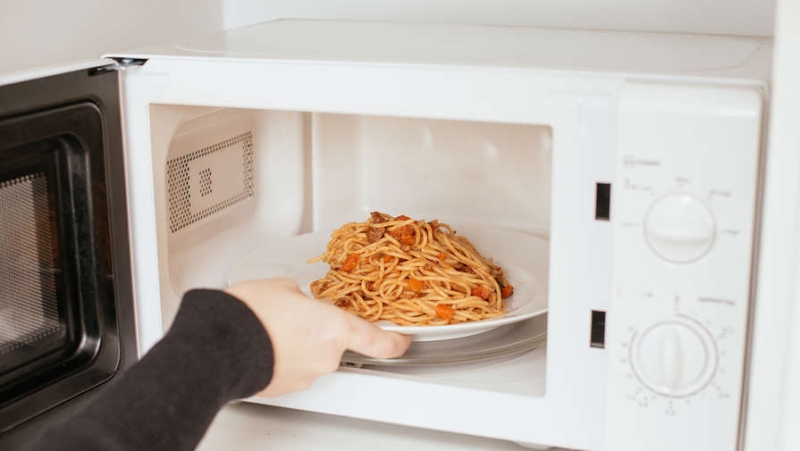 Россиянам назвали продукты, которые нельзя разогревать в микроволновке