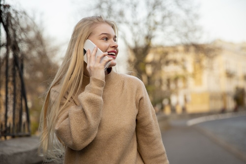 Россиянам подарят смартфон на современном Android и дадут бесплатную связь. Что попросят взамен