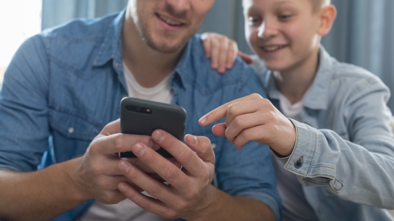 Родитель, ребенок, телефон
