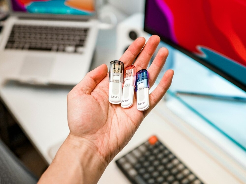 Россияне расписались в недоверии к облакам. По всей стране дикими темпами растут продажи флешек, на них тратят миллиарды