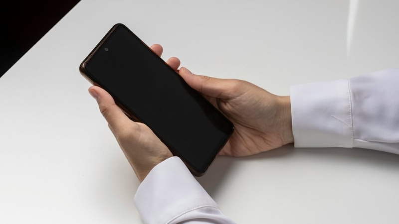 рука со смартфоном