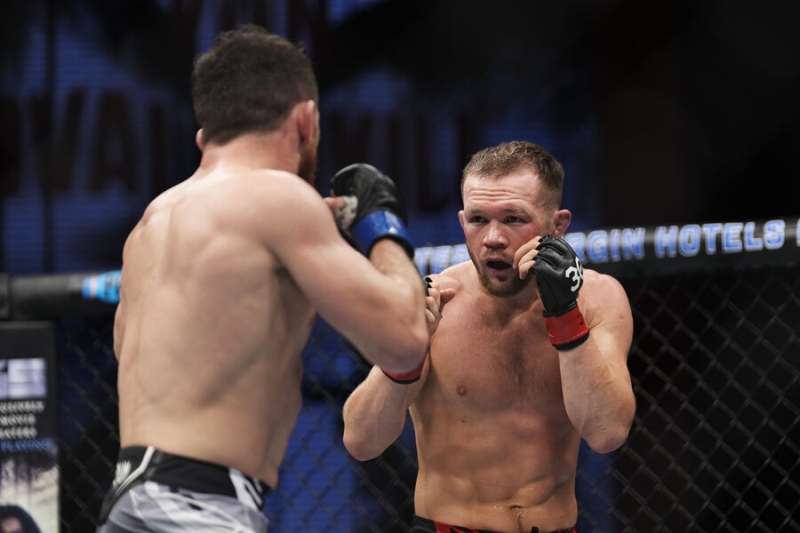 Российский боец Петр Ян разгромил американца на турнире UFC