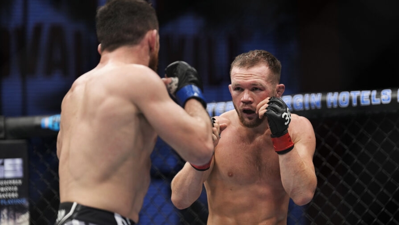 Российский боец Петр Ян разгромил американца на турнире UFC