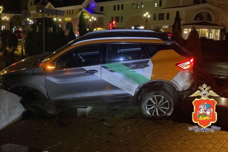 RT: в подмосковном Дмитрове каршеринговое авто частично разрушило мемориал