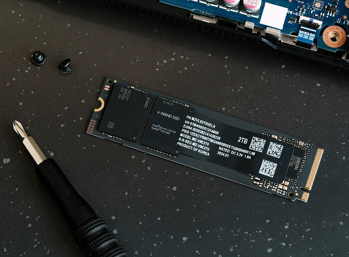 Санкции не работают. В Китае создан навороченный SSD на местных чипах, по скорости и емкости не уступающий мировым аналогам