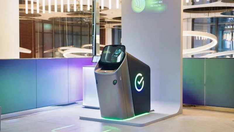 «Сбер» показал свой новый банкомат с ИИ-помощником
