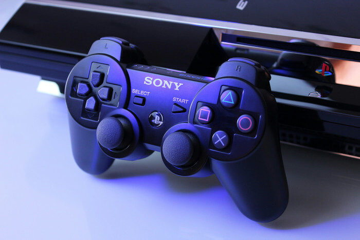 Сбежавшая из России Sony бессовестно обдирает игроков PlayStation. Из-за монопольных цен на нее подали в суд в крупной стране, и это уже четвертый подобный иск