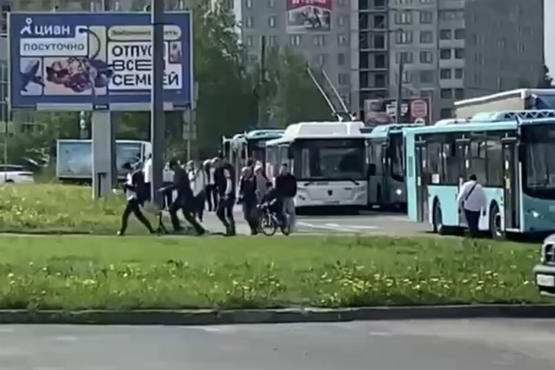 «Серьезное ДТП»: в Петербурге авария парализовала движение всего общественного транспорта