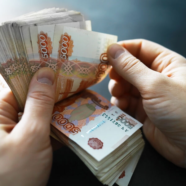 Серийные аферисты обманули бизнесвумен из Казани на 57 млн рублей и угрожали ее дочери