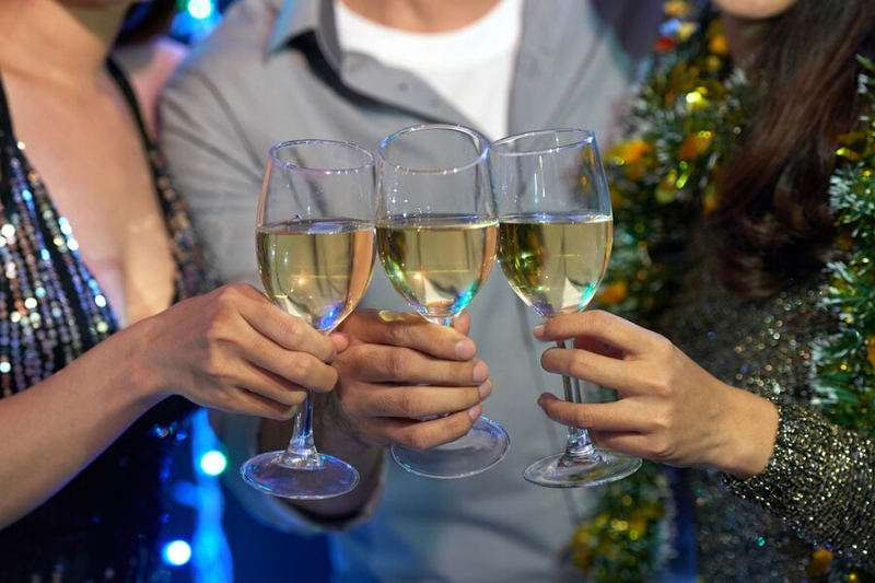Simple Wine: россияне тратят на алкоголь к Новому году в среднем 3,7 тыс. рублей