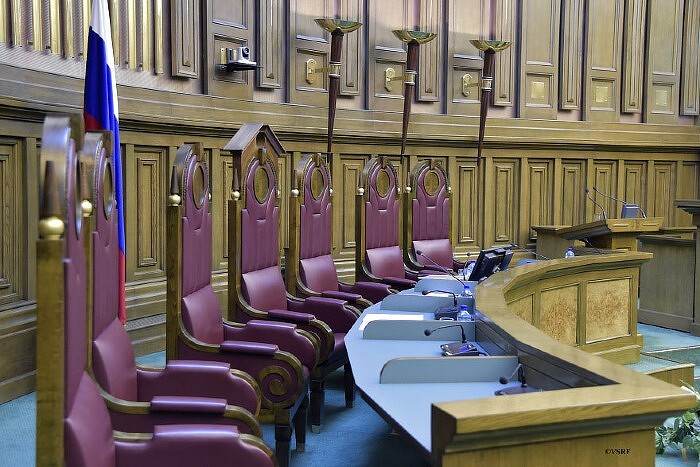 Системный интегратор с боем получил три госконтракта, пригрозив срывом работы ВКС в российских судах